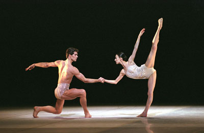 Su internet è caccia alle foto di Roberto Bolle che danza senza veli