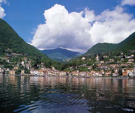 A Como un concorso per fotografare il balcone fiorito più bello della città