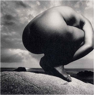 Kishin Shinoyama e le scandalose foto all'interno del cimitero di Tokio