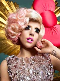 Lady Gaga, foto e video per celebrare Hello Kitty