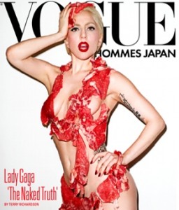 Incredibile Lady Gaga: si fa fotografare con pezzi di carne cruda addosso