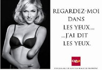 Le foto di una modella senza un braccio, per una campagna di sensibilizzazione in Belgio