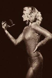 Justine Mattera come Marlene Dietrich nelle foto di Enrico Ricciardi