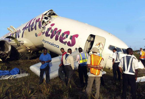 Guyana, aereo si spezza in pista: foto