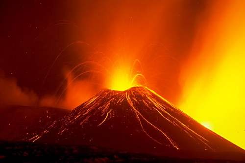L'Etna torna ad eruttare per l'ottava volta nel 2011