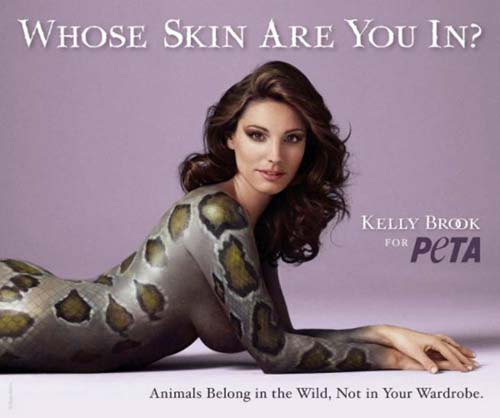 Kelly Brook: pelle di serpente per la Peta