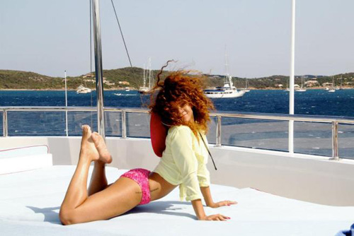 Rihanna e le foto sexy delle vacanze su facebook