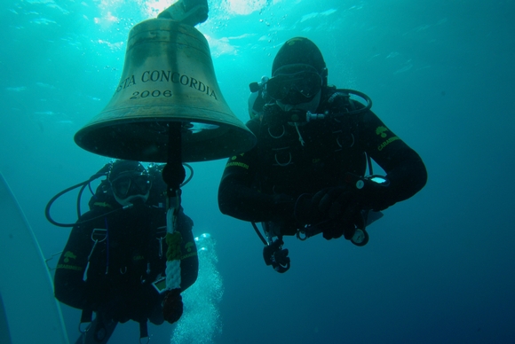 Foto Nave Costa Concordia, le ricerche