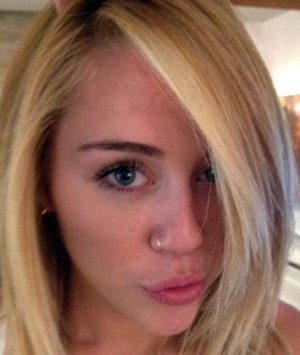 Miley Cyrus diventa bionda e mette le foto su Twitter
