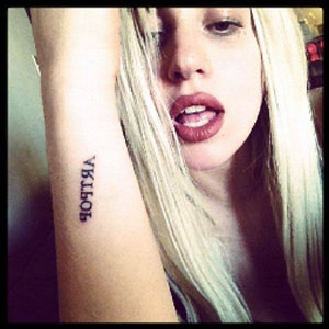 Lady Gaga, un tatuaggio per il nuovo album: la foto