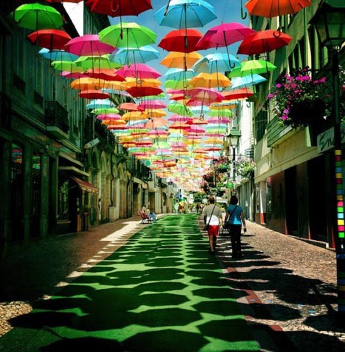 La foto degli ombrelli galleggianti in Portogallo