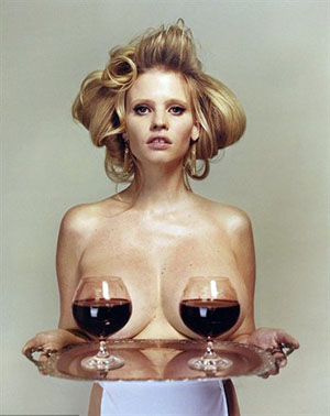 Lara Stone gioca con le foto provocanti