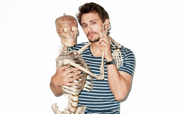 James Franco: servizio fotografico con scheletro per GQ