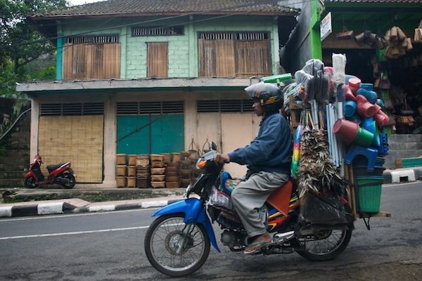 7 incredibili foto che mostrano cose strane fatte in moto