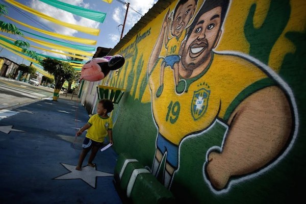 10 foto di strade brasiliane addobbate per i Mondiali di calcio 2014