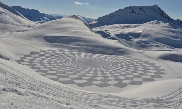 Foto di una delle opere d'arte sulla neve di Simon Beck