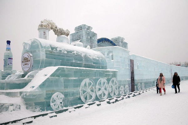 Foto che mostra le sculture del festival del ghiaccio e della neve di Harbin