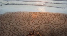 Foto che mostra un'opera d'arte su sabbia di Andres Amador
