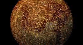 Foto di un fondo di una padella che sembra un pianeta