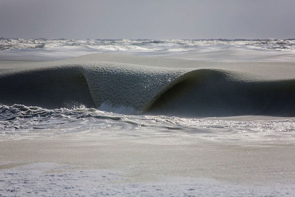 Foto dell'onda marina congelata scattata da Jonathan Nimerfroh