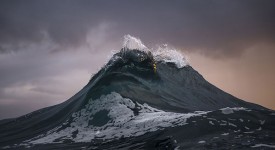 Foto che mostra un onda che sembra una montagna