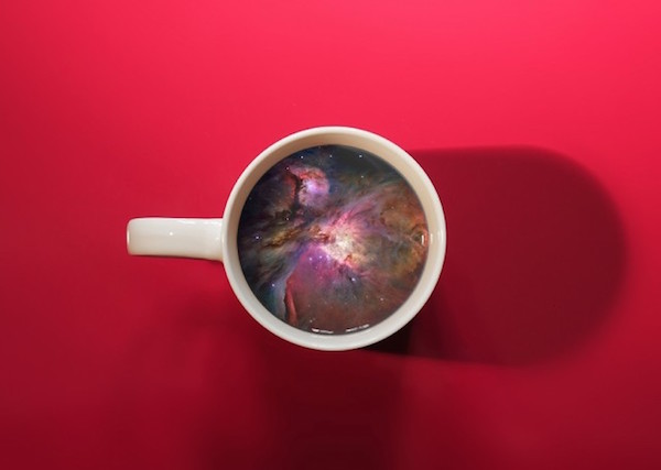 Foto che mostra il mondo da una tazzina di caffè