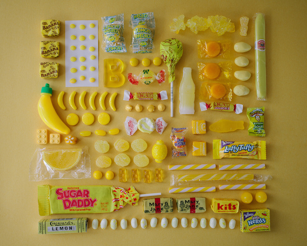 Foto di caramelle ordinate per colore di Emily Blincoe
