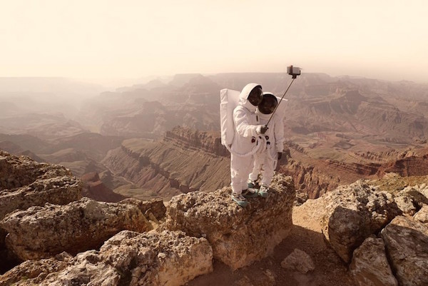 Foto di Julien Mauve che mostra Marte come se fosse visitata da turisti