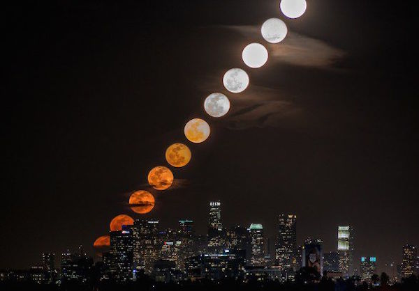 Foto in time-slide della luna piena