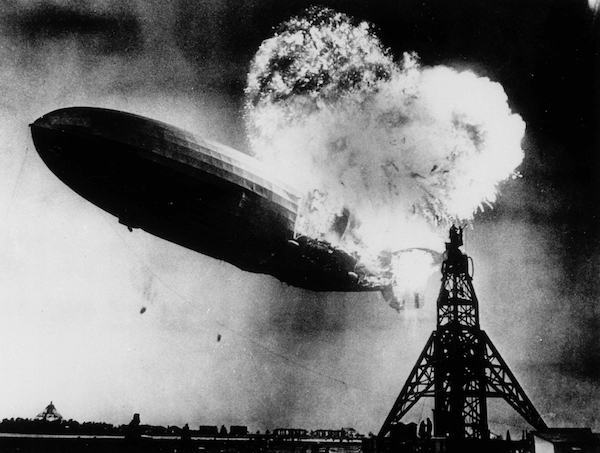 Il dirigibile tedesco Hindenburg, impiegato nel trasporto dei passeggeri, si schiantò al suolo vicino alla stazione aeronavale di Lakehurst, in New Jersey, dopo aver preso fuoco mentre era in volo. Era il 6 maggio del 1937 e nell’incidente morirono 36 persone (13 passeggeri e 22 membri dell’equipaggio). Le foto dell’incidente fecero il giro del mondo dando un’immagine devastante della pericolosità dei dirigibili, che da allora vennero impiegati sempre meno per il trasporto passeggeri. (AP Photo/Murray Becker)