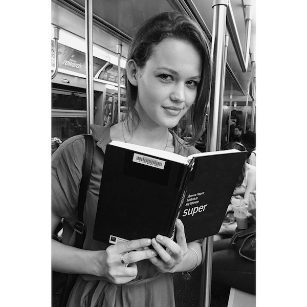 5 foto che mostrano cosa si legge nella metro di New York