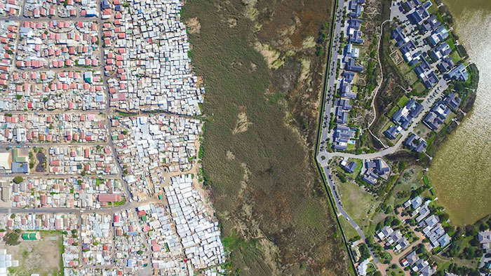 5 foto dall'alto che mostrano il confine tra ricchezza e povertà