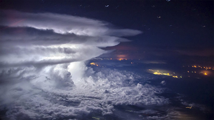 Le 2 più incredibili foto di una tempesta vista da un aereo