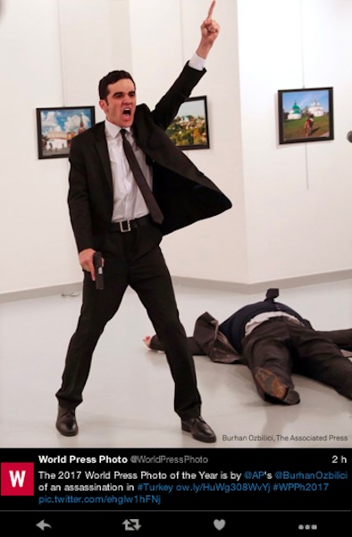 World Press Photo, vince Buhran Ozbilici con lo scatto sull’omicidio dell’ambasciatore russo